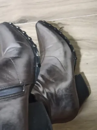 Botines plateados punta fina