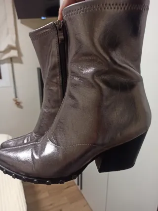 Botines plateados punta fina