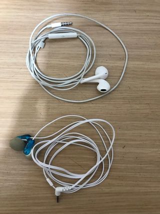 Auriculares blancos y azules