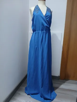 Vestido largo azul con pedrería