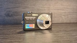 Cámara Digital Casio EX-S10 10.1 MP color negro