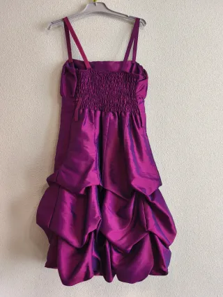 Vestido de fiesta satinado morado con volumen