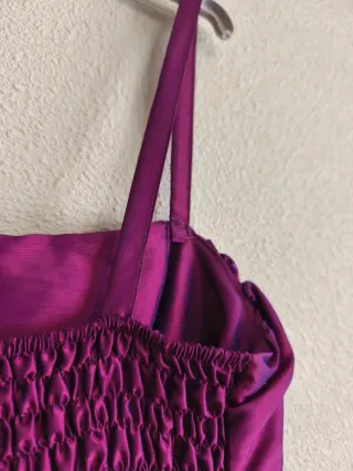 Vestido de fiesta satinado morado con volumen