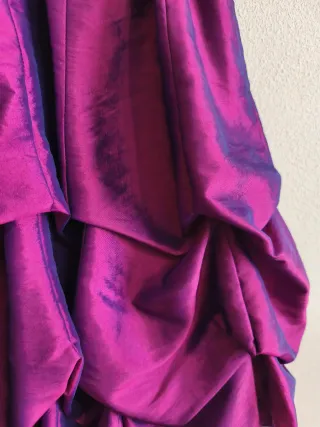 Vestido de fiesta satinado morado con volumen