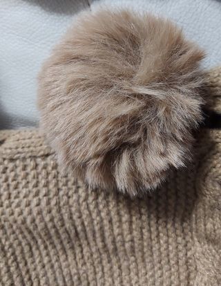 Gorro bufanda marrón con pompones