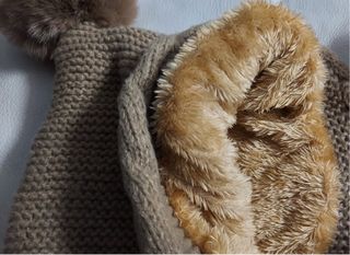 Gorro bufanda marrón con pompones