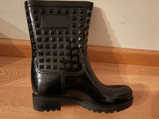 Botas de goma negras con tachuelas de goma.