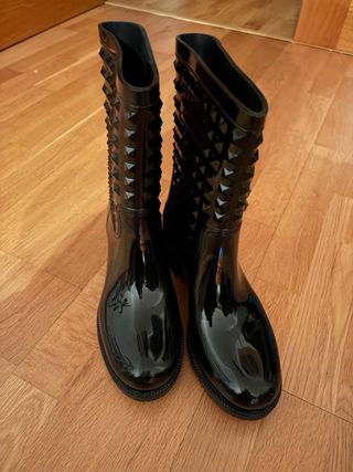 Botas de goma negras con tachuelas de goma.