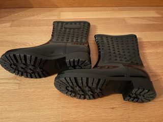 Botas de goma negras con tachuelas de goma.