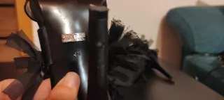 Zapatos de fiesta negros con volantes