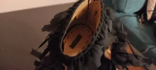 Zapatos de fiesta negros con volantes