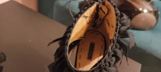 Zapatos de fiesta negros con volantes