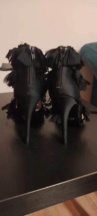 Zapatos de fiesta negros con volantes