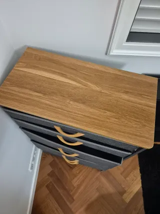 Cajonera de tela con tapa de madera.