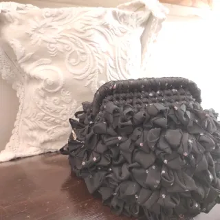 Borsetta elegante nera con catena.