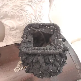 Borsetta elegante nera con catena.