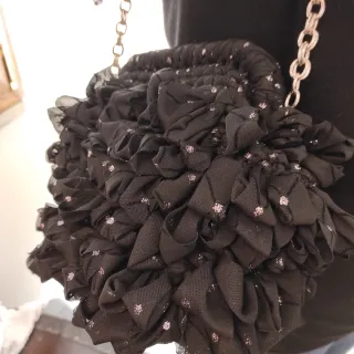 Borsetta elegante nera con catena.