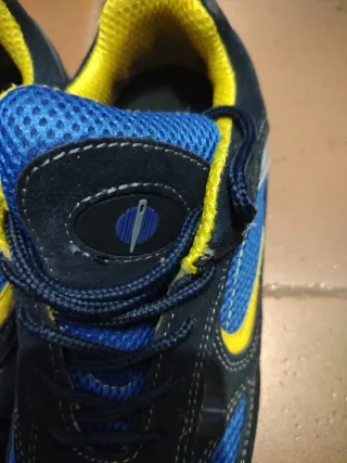 Zapatos de trabajo azules y amarillos