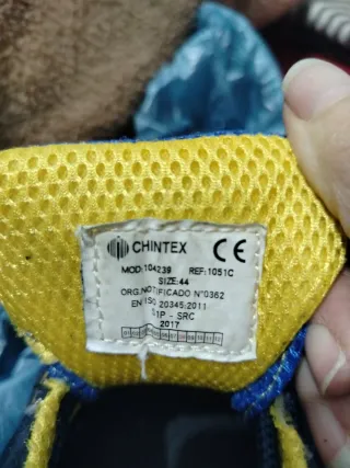 Zapatos de trabajo azules y amarillos