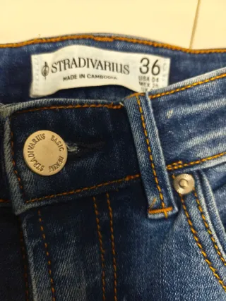 Vaqueros Stradivarius flare cropped D78
