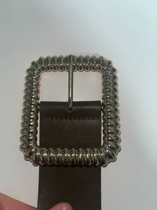 Cinturón ancho hebilla dorada grande