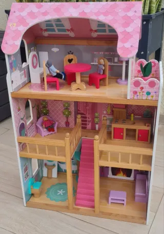 Casa de muñecas de madera con accesorios