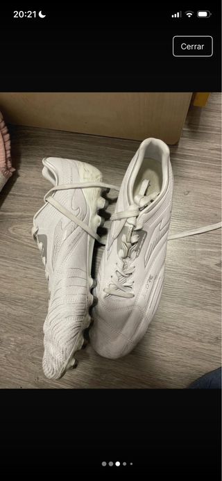 Zapatos de fútbol blancos