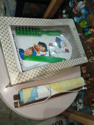 Antiguo poster tela + juego madera peines años 70