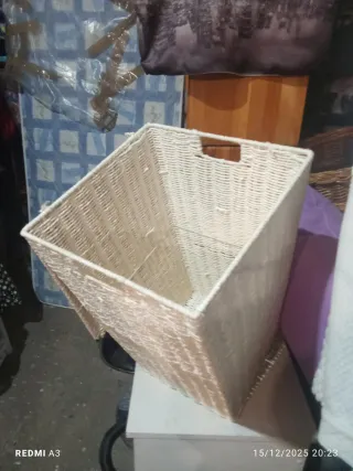 Cesto de mimbre beige con tapa