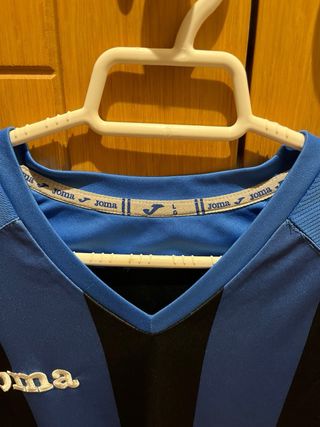 Camiseta deportiva Joma azul y negra
