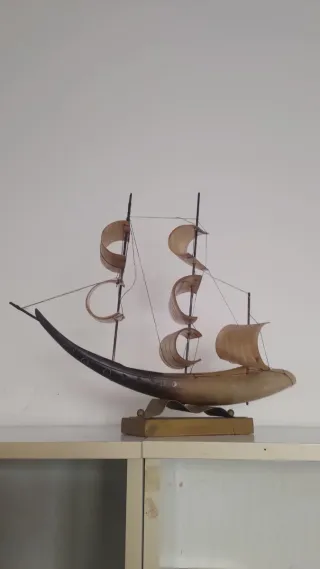 Vascello artigianale in corno trialbero