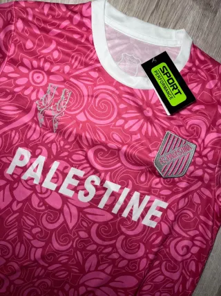 Camiseta Palestina floral rosa