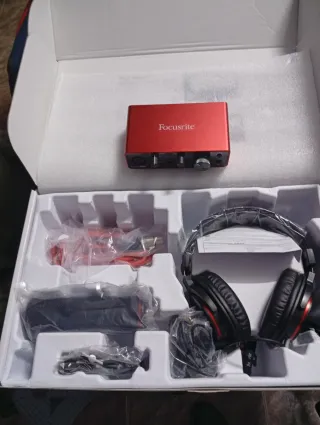 Focusrite Interfaz Audio Roja + Accesorios