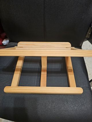 Atril de madera para libros. Soporte de lectura.