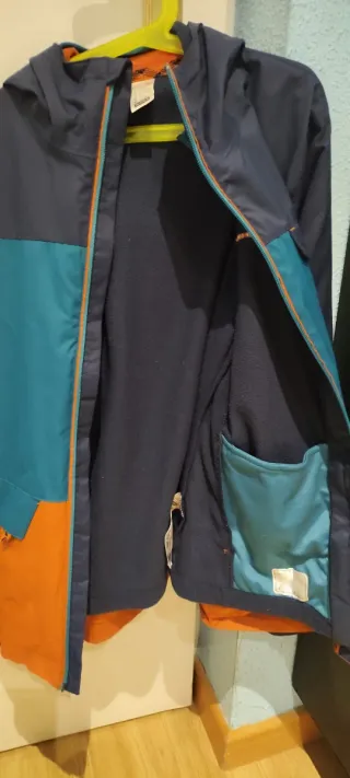 Abrigo Quechua azul y naranja