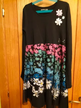 Vestido Desigual Negro con Flores Multicolor
