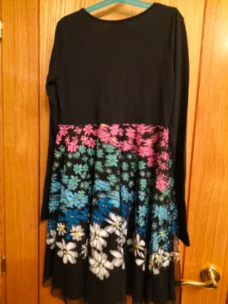 Vestido Desigual Negro con Flores Multicolor