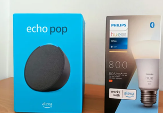 Alexa Echo Dot e Lampadina Philips Hue 800