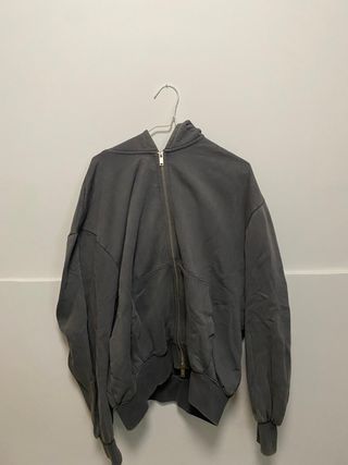 Sudadera gris con cremallera