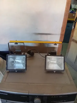 Faretti doppi con barra gialla