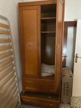 Armario de madera con cajones