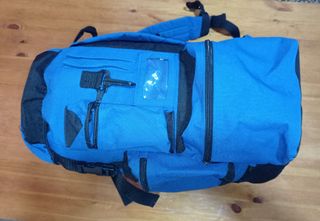 Mochila azul y negra