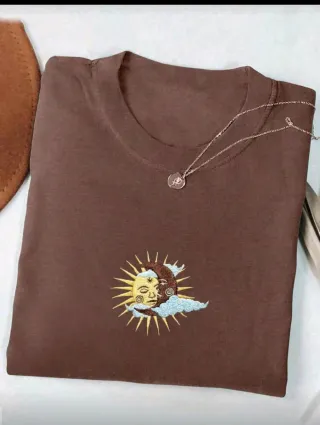 Camiseta marrón con estampado de sol y luna