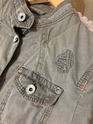 Chaqueta ALCOTT Vintage verde desgastado.