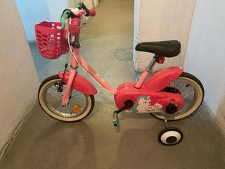Bicicleta infantil rosa con cesta