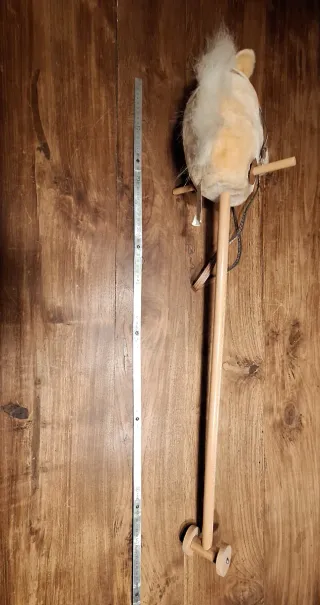 Caballito de madera con ruedas