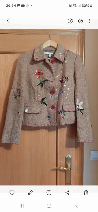 Chaqueta beige con bordados y lentejuelas