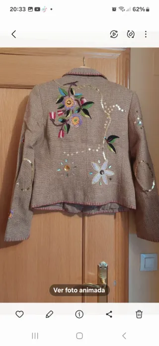 Chaqueta beige con bordados y lentejuelas