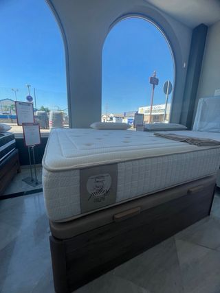 Sillón reclinable rosa de tela