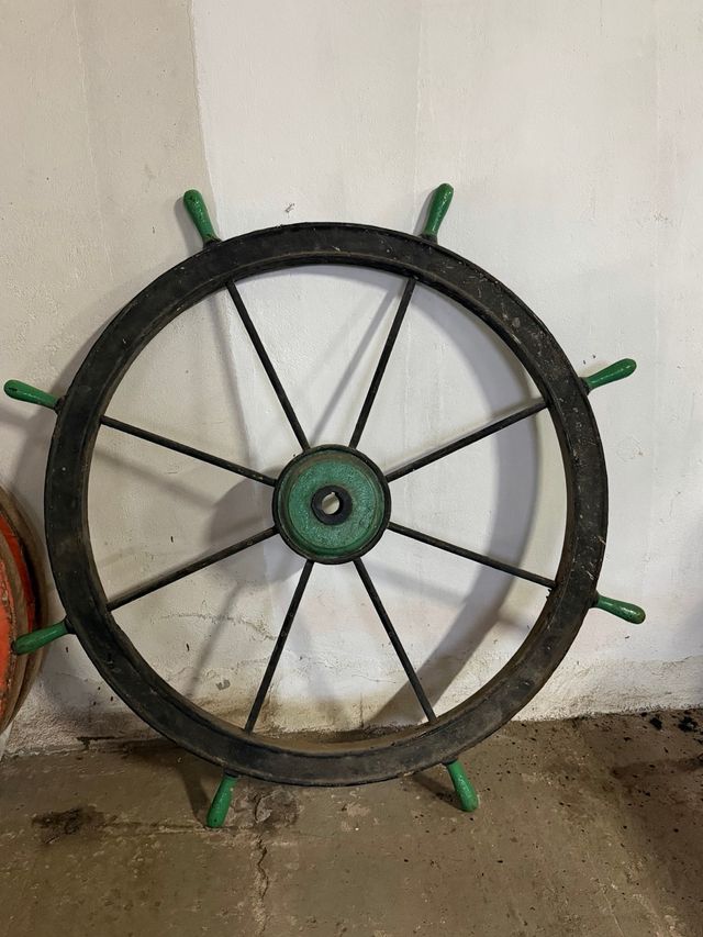 Rueda de barco antiguo gigante